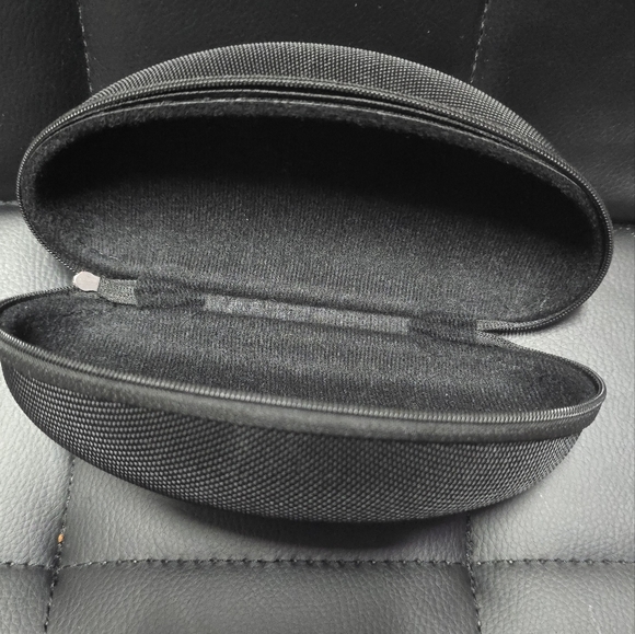 Brand New Large Oakley sunglass case Black - Picture 2 of 3